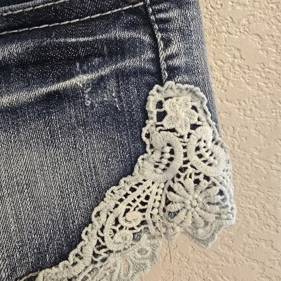 Vanilla Star denim shorts w/ lace trim – Size 5 - Picture 3 of 6